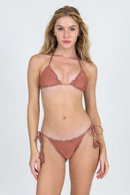 Laad de afbeelding in de Gallery-viewer, Model Front: Rio De Sol Bottom Bottom Shimmer-Copper Frufru-Comfy
