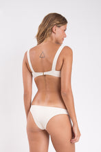 Laad de afbeelding in de Gallery-viewer, Model Back: Rio De Sol Set Set Malibu-Natural Amelia Essential
