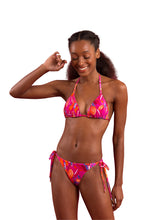 Laad de afbeelding in de Gallery-viewer, Model Front: Rio De Sol Bottom Bottom Flavors Cheeky-Tie
