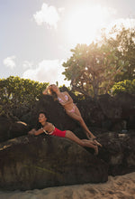 Laad de afbeelding in de Gallery-viewer, Image 12: Wednesday In Hawaii By Rio De Sol Set Set Pua-Hibiscus Kauai Kaleia
