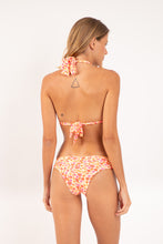 Laad de afbeelding in de Gallery-viewer, Model Back: Rio De Sol Top Top Ditsy-Butter Mel
