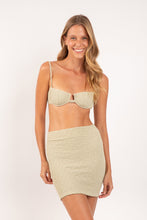 Laad de afbeelding in de Gallery-viewer, Model Front: Rio De Sol Beach Skirt Brisa-Pistache Rubi Skirt
