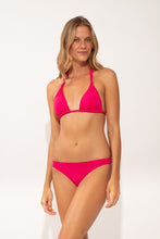 Laad de afbeelding in de Gallery-viewer, Model Front: Wednesday In Hawaii By Rio De Sol Bottom Bottom Guava Oahu
