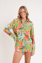 Laad de afbeelding in de Gallery-viewer, Model Front: Rio De Sol Shirtdress Tropical Shirt Greta
