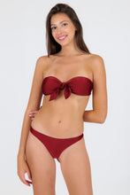 Laad de afbeelding in de Gallery-viewer, Model Front: Rio De Sol Set Set Shimmer-Divino Bandeau-Knot Nice-Fio
