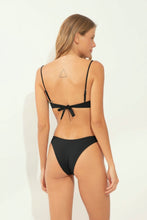 Laad de afbeelding in de Gallery-viewer, Model Back: Wednesday In Hawaii By Rio De Sol Top Top Lava Shell
