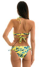 Laad de afbeelding in de Gallery-viewer, Model Back: Rio De Sol Top Top Lemon Flower Transpassado
