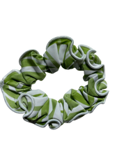 Laad de afbeelding in de Gallery-viewer, Product Front: Rio De Sol Hair Accessory Palms Scrunchie
