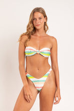 Laad de afbeelding in de Gallery-viewer, Model Front: Rio De Sol Top Top Revelry Bandeau-Joy
