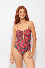 Laad de afbeelding in de Gallery-viewer, Model Front: Rio De Sol One-Piece Coral-Feline Sara-Op
