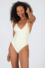 Laad de afbeelding in de Gallery-viewer, Model Front: Rio De Sol One-Piece Off-White Hype
