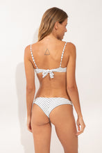 Laad de afbeelding in de Gallery-viewer, Model Back: Rio De Sol Bottom Bottom Linea-White Nice
