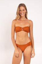 Laad de afbeelding in de Gallery-viewer, Model Front: Rio De Sol Bottom Bottom Ferrugo Baobi
