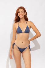 Laad de afbeelding in de Gallery-viewer, Model Front: Rio De Sol Bottom Bottom Carmel-Blue Lacinho
