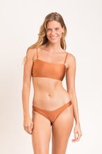 Laad de afbeelding in de Gallery-viewer, Model Front: Rio De Sol Top Top Nocciola Bandeau-Reto

