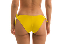 Laad de afbeelding in de Gallery-viewer, Model Back: Rio De Sol Bottom Bottom Uv-Melon Comfort
