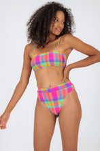 Laad de afbeelding in de Gallery-viewer, Model Front: Rio De Sol Top Top Tulip-Garden Bandeau-Reto
