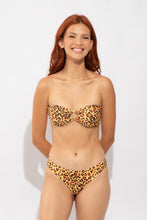 Laad de afbeelding in de Gallery-viewer, Model Front: Rio De Sol Bottom Bottom Yellow-Feline Essential-Comfy
