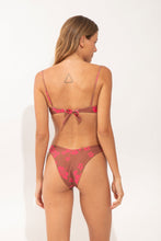 Laad de afbeelding in de Gallery-viewer, Model Back: Wednesday In Hawaii By Rio De Sol Top Top Pua-Coco-Guava Shell
