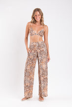 Laad de afbeelding in de Gallery-viewer, Model Front: Rio De Sol Beach Trousers Leopard Wide Pants
