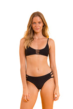 Laad de afbeelding in de Gallery-viewer, Model Front: Rio De Sol Bottom Bottom Bora-Black Madrid-Trio
