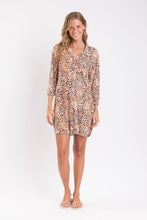 Laad de afbeelding in de Gallery-viewer, Model Front: Rio De Sol Shirtdress Leopard Chemise

