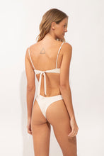 Laad de afbeelding in de Gallery-viewer, Model Back: Rio De Sol Bottom Bottom Malibu-Natural Nara
