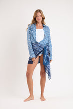 Laad de afbeelding in de Gallery-viewer, Model Front: Rio De Sol Pareo Chuva Canga

