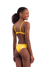 Laad de afbeelding in de Gallery-viewer, Model Back: Rio De Sol Top Top Malibu-Yellow Balconet
