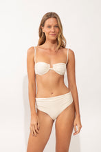 Laad de afbeelding in de Gallery-viewer, Model Front: Rio De Sol Set Set Malibu-Natural Zaya Amy
