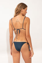 Laad de afbeelding in de Gallery-viewer, Model Back: Rio De Sol Bottom Bottom Shimmer-Shark Lacinho
