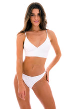 Laad de afbeelding in de Gallery-viewer, Model Front: Rio De Sol Top Top Cotele-Branco Tri-Tank
