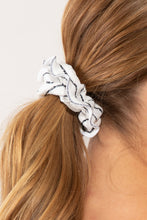 Laad de afbeelding in de Gallery-viewer, Image 03: Rio De Sol Hair Accessory Linea-White Scrunchie
