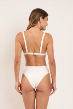 Laad de afbeelding in de Gallery-viewer, Model Back: Rio De Sol Set Set Sand-Chantilly Alba Kora

