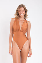 Laad de afbeelding in de Gallery-viewer, Model Front: Rio De Sol One-Piece Nocciola Riviera
