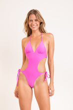 Laad de afbeelding in de Gallery-viewer, Model Front: Rio De Sol One-Piece Vita-Pink Trikini-Comfy
