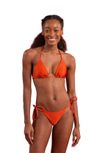 Laad de afbeelding in de Gallery-viewer, Model Front: Rio De Sol Set Set Shimmer-Paprica Tri-Inv Cheeky-Tie
