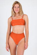 Laad de afbeelding in de Gallery-viewer, Model Front: Rio De Sol Bottom Bottom Paprica Hotpants
