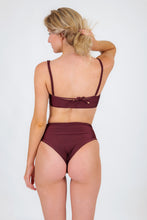 Laad de afbeelding in de Gallery-viewer, Model Back: Rio De Sol Top Top Barolo Bandeau-Reto

