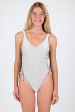 Laad de afbeelding in de Gallery-viewer, Model Front: Rio De Sol One-Piece Shimmer-White Zoe
