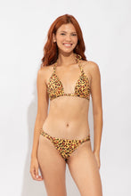 Laad de afbeelding in de Gallery-viewer, Model Front: Rio De Sol Top Top Yellow-Feline Mel
