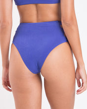 Laad de afbeelding in de Gallery-viewer, Image 05: Rio De Sol Bottom Bottom Malibu-Indigo Highwaist-Spin
