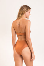 Laad de afbeelding in de Gallery-viewer, Model Back: Rio De Sol Bottom Bottom Nocciola High-Waist-Spin
