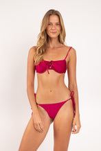 Laad de afbeelding in de Gallery-viewer, Model Front: Rio De Sol Bottom Bottom Shimmer-Desejo Cheeky-Tie-Gold
