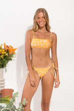Laad de afbeelding in de Gallery-viewer, Model Front: Rio De Sol Set Set Sunny-Forest Bandeau-Reto Ibiza-Comfy
