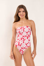 Laad de afbeelding in de Gallery-viewer, Model Front: Wednesday In Hawaii By Rio De Sol One-Piece Pua-Hibiscus Aloha
