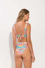 Laad de afbeelding in de Gallery-viewer, Model Back: Rio De Sol Set Set River Halter-Cos Hotpant-Cos
