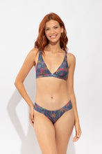 Laad de afbeelding in de Gallery-viewer, Model Front: Rio De Sol Top Top Coqueiro Alba
