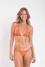 Laad de afbeelding in de Gallery-viewer, Model Front: Rio De Sol Bottom Bottom Ocre Lacinho
