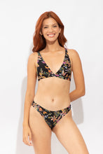 Laad de afbeelding in de Gallery-viewer, Model Front: Rio De Sol Bottom Bottom Flora Essential-Comfy
